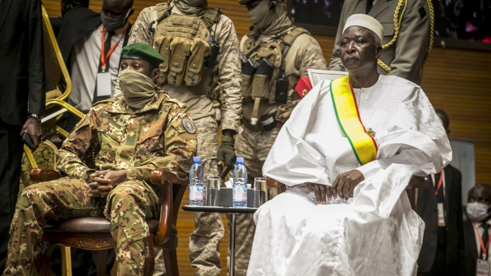 Den tidigare försvarsministern och översten Ba N'Daou (höger) är president i Malis övergångsstyre. Här sitter han sida vid sida med militärjuntans ledare Assimi Goita, som är hans vice. Arkivbild.