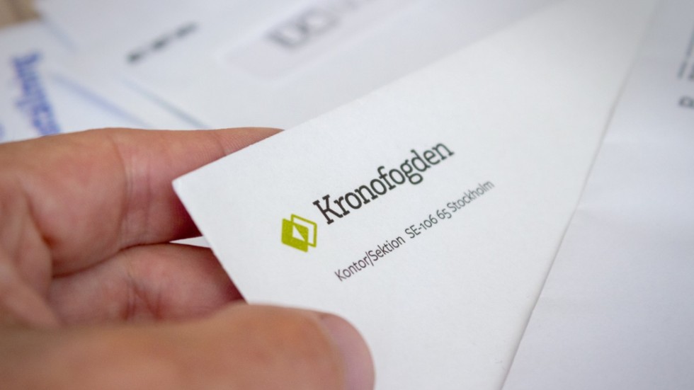 Kronofogden är en statlig myndighet, som bland annat har till uppgift att tillse att obetalda skulder blir betalda. I år meddelar de en minsking i antal skuldsatta i landet.