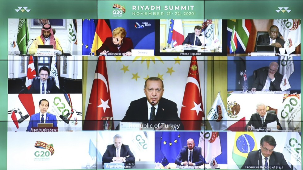 När Recep Tayyip Erdogan fick ordet under helgens G20-möte sade han också att Turkiet ser sig som en del av Europa. Han vände sig till EU och krävde att unionen skulle "hålla sina löften" om medlemskapsförhandlingar och flyktingar. I bildens nederkant syns EU:s permanente rådsordförande Charles Michel sitta och lyssna.