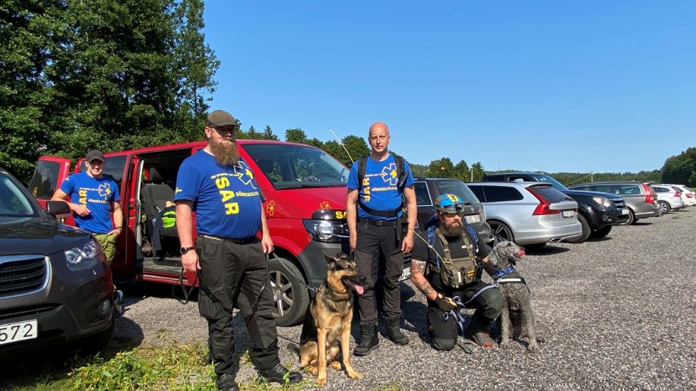 Search and rescue-teamet hade vid 16-tiden sökt i fem timmar och pausade för återhämtning innan det var dags att fortsätta. På bilden Andreas Peterzén, Martin Englund och Patrik Andersson med hundarna Imse och Luna.