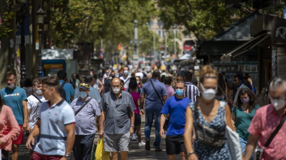 Folkmassor på Las Ramblas i Barcelona den 16 juli, 2020. Nu uppmanar myndigheterna folk att stanna hemma.
