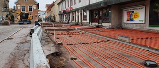 Därför har en sträcka utmed Rådhustorget grävts upp