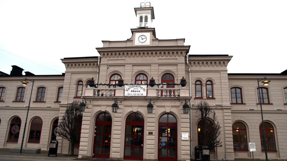 Järnvägsstationen ger ett ljust och vänligt intryck med sina rena linjer när man anländer till staden, menar insändarskribenten.