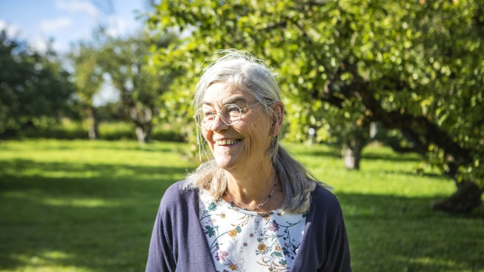 Eva Zetterberg utanför "deltidshuset" i Garda.