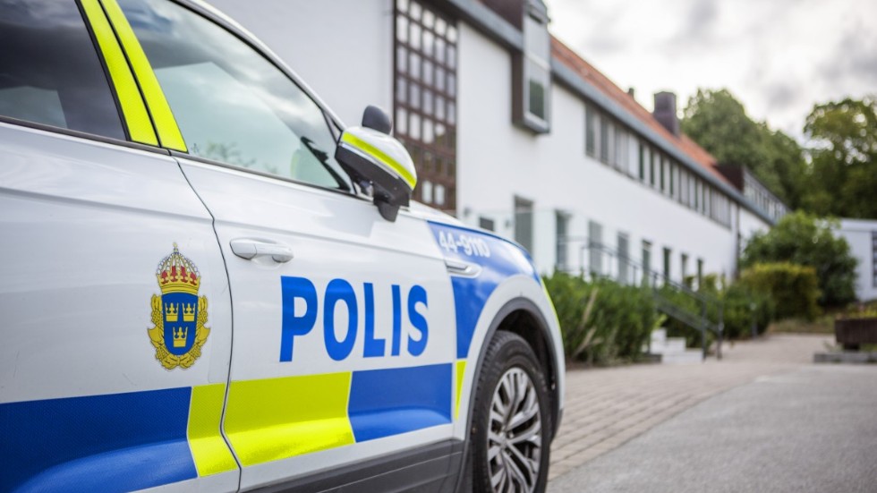 Polisbil utanför Gotlands tingsrätt. Arkivbild.