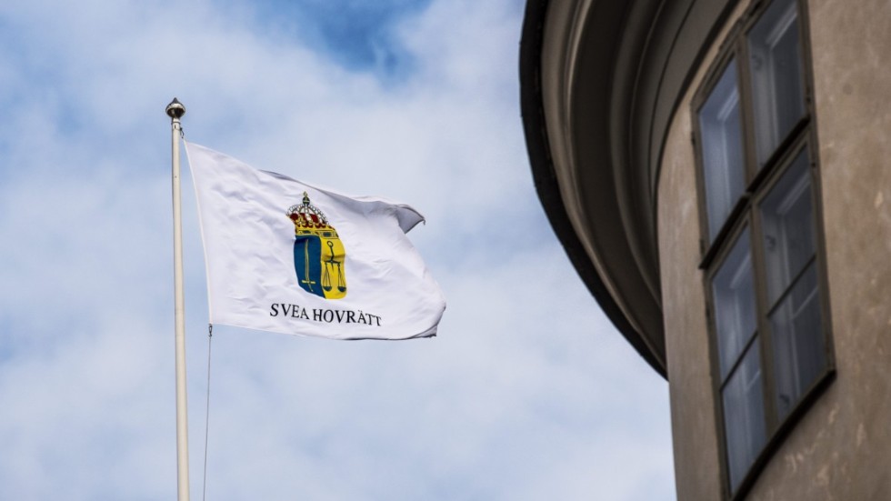 Man döms för olaga hot. Hotade tonårstjejer att skära halsen av dem.