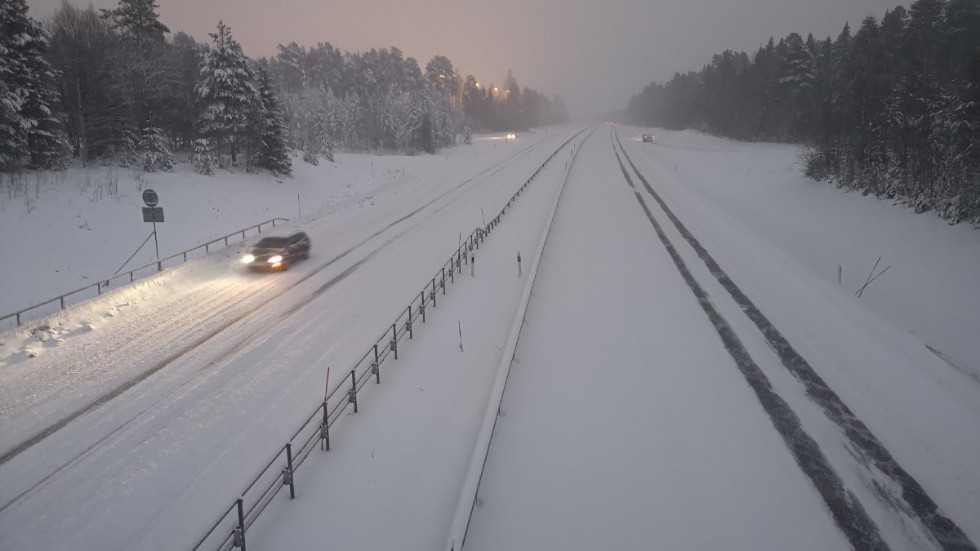 Väg 97 uppifrån viadukten i Gammelstad. (Arkivbild)