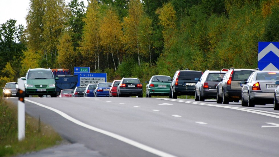 Många som kör långsamtgående fordon känner obehag över hur stressade bilförare skapar livsfarliga situationer, påpekar insändarskribenten.

