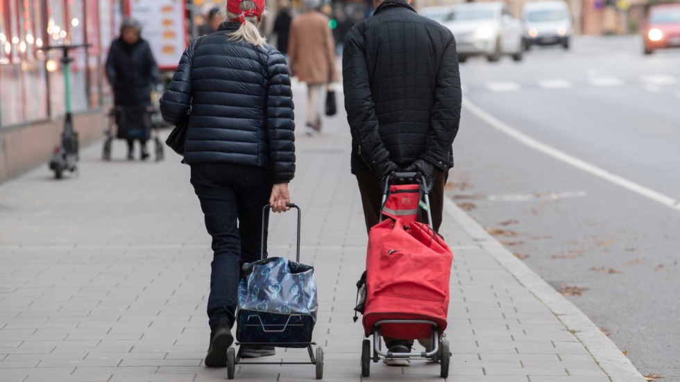 Alla har inte anhöriga som kan ta ledigt och agera som taxi, skriver signaturen EB.