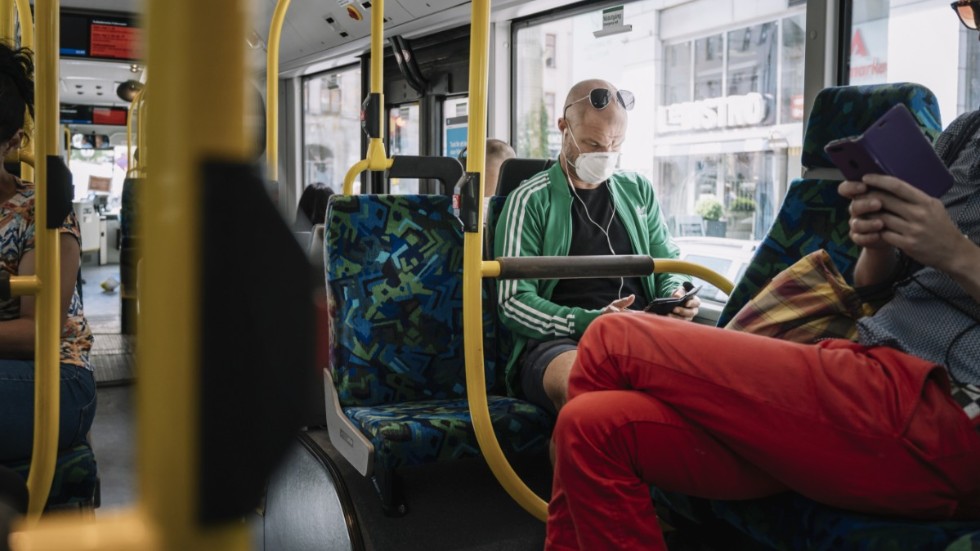 Försök att undvika att åka med kollektivtrafiken och håll avstånd.
