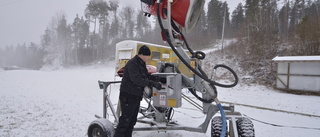 Nu sprutar snön vid friluftsanläggningen