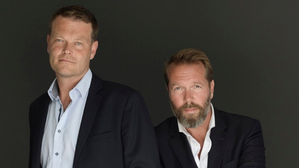 Danska deckarduon Anders Rønnow Klarlund och Jacob Weinreich har hittills utkommit med fyra böcker under pseudonymen Anna Ekberg. Pressbild.