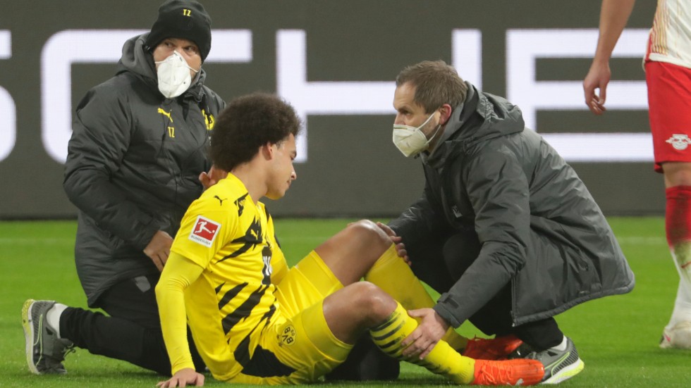 Dortmunds Axel Witsel tas om hand efter att ha skadat hälsenan i lördags.