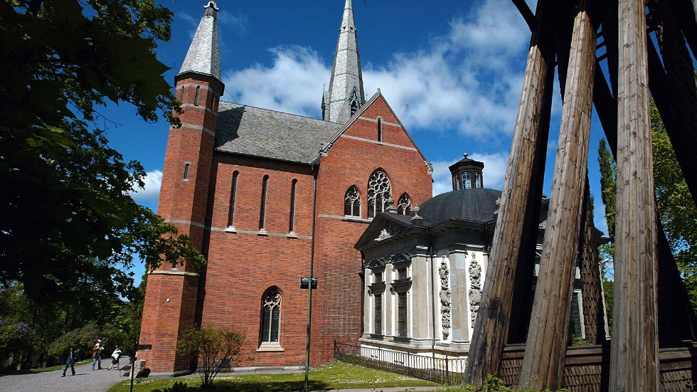 Floda kyrka är en rymlig katedral med tre skepp och ett gravkor.