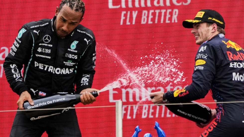 Max Verstappen, till höger, firar segern i Frankrikes grand prix och "vaskar" tvåan och regerande världsmästaren Lewis Hamilton på prispallen.