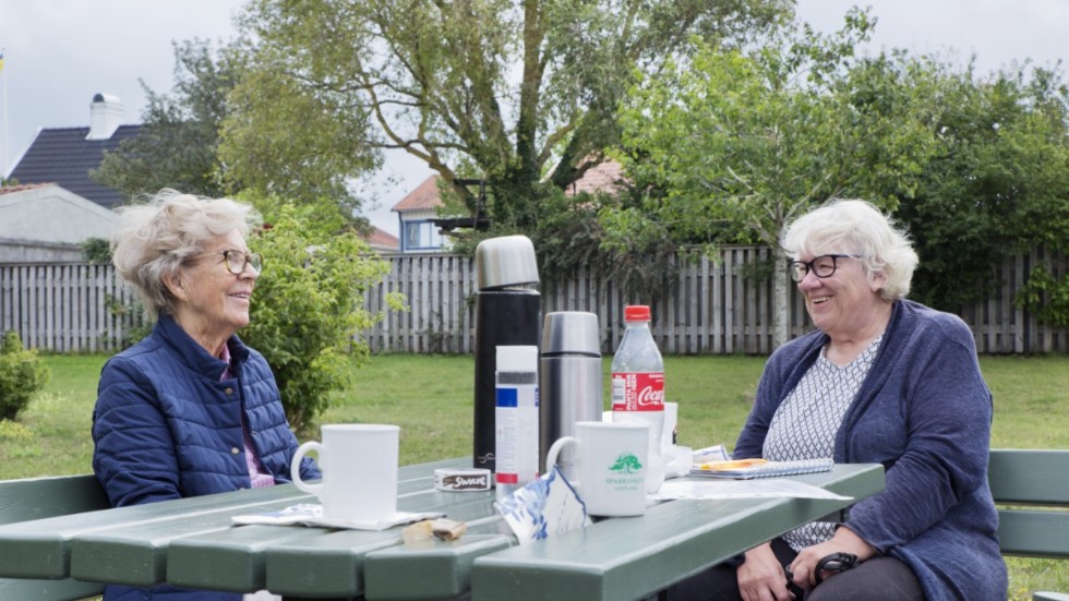 Anna Persson och Yvonne Andersson möts på spontan sladarstund under förmiddagen.