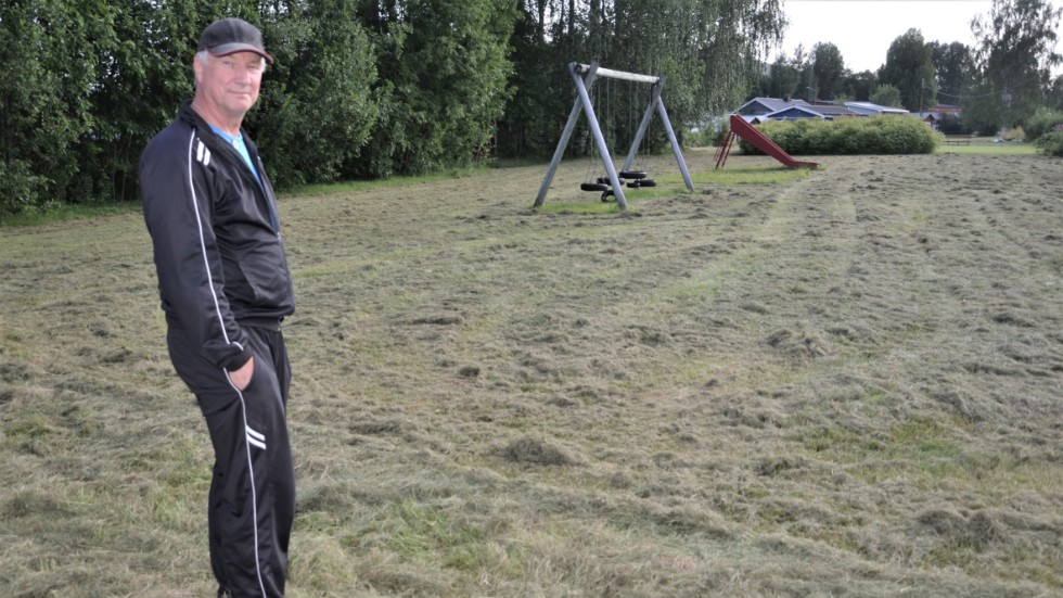 Göte Nordqvist vid en av de gräsytor i Vuollerim som kritiseras.