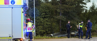 Fyra tonårsflickor skadade i krock mot träd