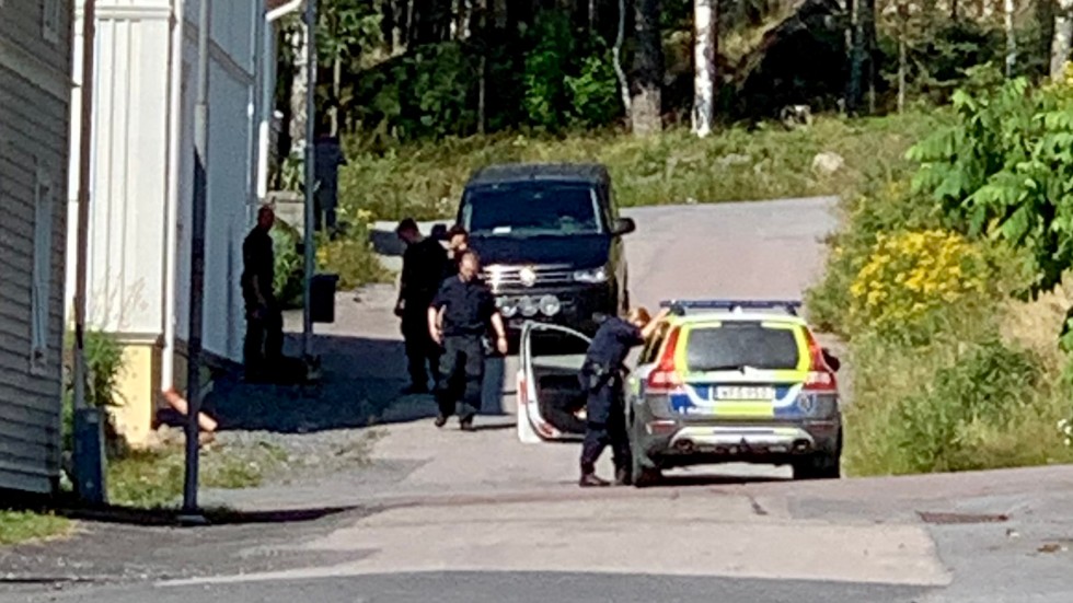 Den misstänkte mannen är i 25-årsåldern och greps på Grangatan på Skurholmen strax innan klockan 13.