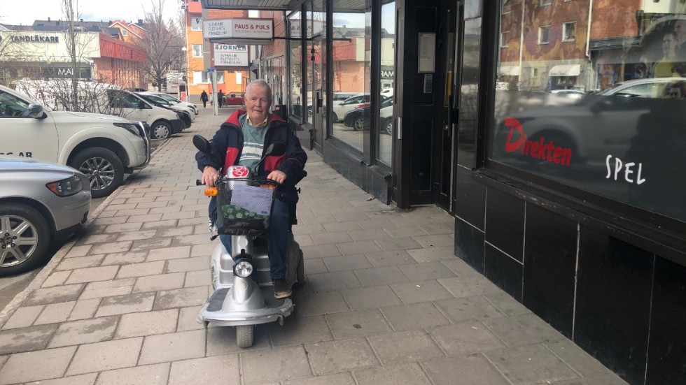 För Gunnar Larsson är permobilen allt. Tack vare den tar han sig ut så ofta han vill från lägenheten på Lillbrogatan. "Att kommunen vill ta den ifrån mig är hemskt", säger han.