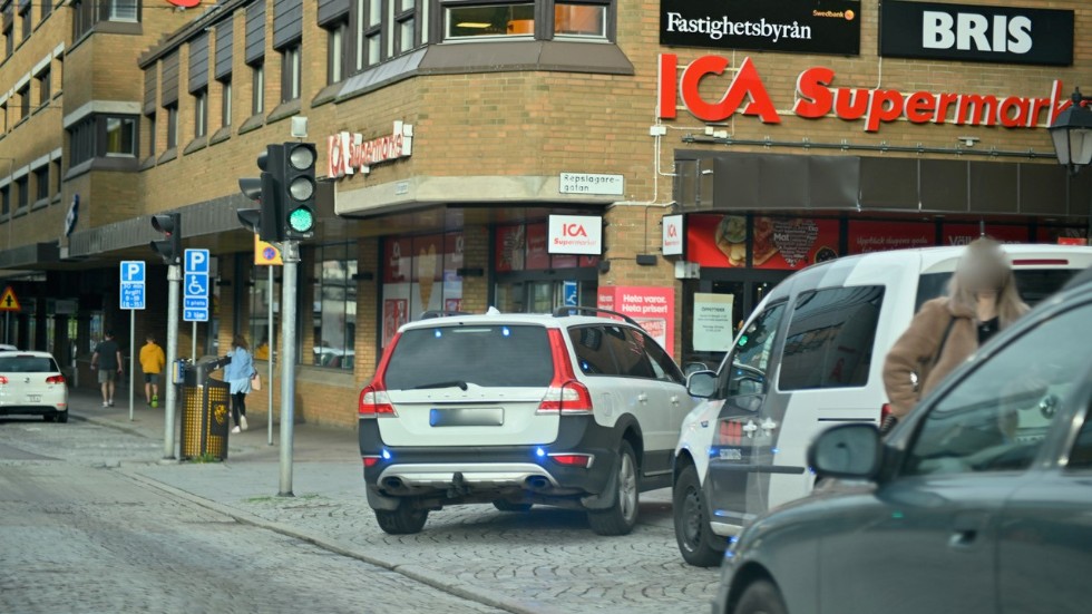 Polisen på plats vid demonstrationen i Linköping.