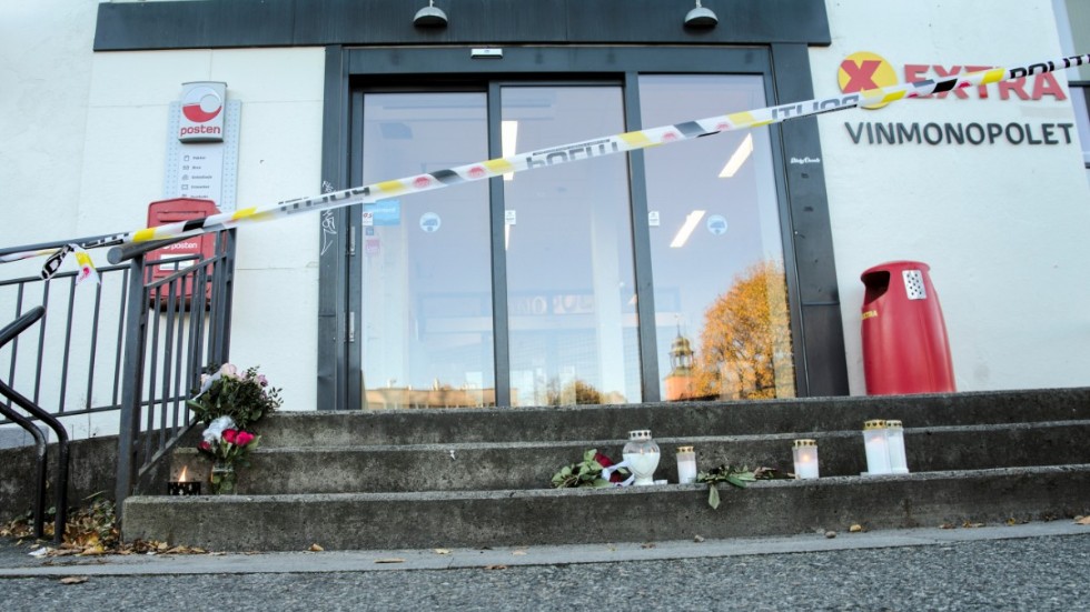 Ljus och blommor framför Coop Extra-butiken i Kongsberg.