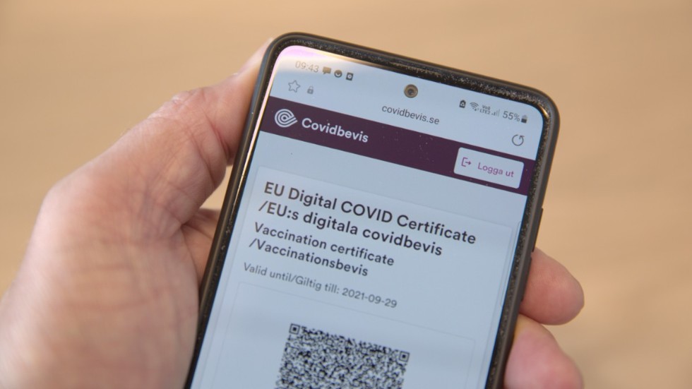 Covidbevis som underlättar flygresor. Kanske kan det bli en lösning för kultur- och nöjesevenemang? Branschen är delad i frågan och regeringen har inga klara förslag. Arkivbild.
