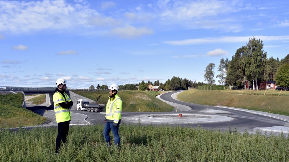 Tre nya trafikplatser ska ersätta drygt 70 direktutfarter. Vid sidan om väg 97 byggs ett nytt parallellvägnät som leder till trafikplatserna. På bilden syns Patrik Wihlzon och Maja Bylin intill trafikplatsen i Norra Sunderbyn.