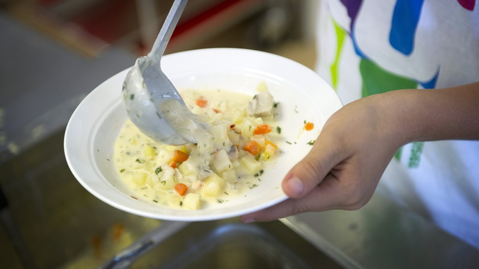 Skribenten undrar vad som händer med pengarna som sparas in när gymnasieskolorna inte serverar lunch.