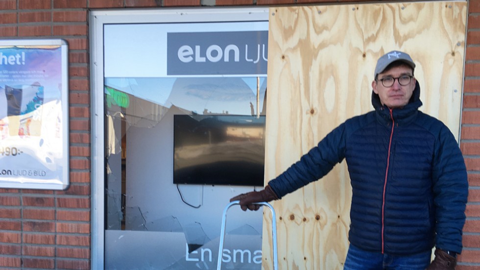 Patrik Lundgren, som äger Novicom Data/Elon Ljud & Bild i Norsjö, konstaterar att det inte var mycket som stals men desto mer som blev förstört.