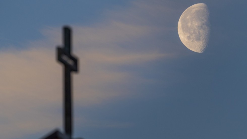 Kyrkan måste ges möjlighet att vara politisk, vara en röst i samhällsdebatten i sakpolitiska frågor.