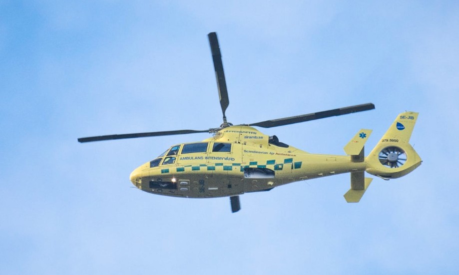 Ambulanshelikopter är på väg till en trafikolycka i Flarken.