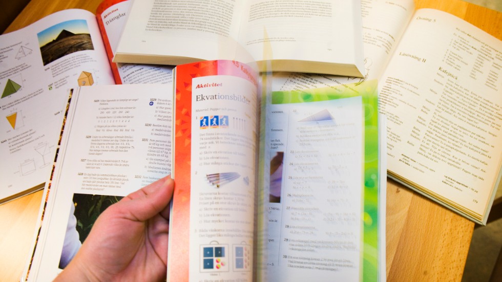 ”Den uppenbara anledningen till att allt fler skolböcker försvinner menar vi är ekonomisk, inte pedagogisk.”