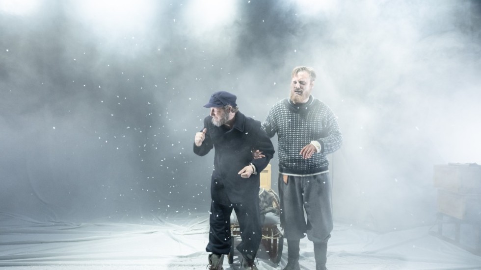 Ska de någonsin nå räddning? Aksel Morisse i rollen som ingenjör Andrée och David Rangborg som Knut Fraenkel kämpar på med packningen och med relationerna bland snö och drivis på Uppsala stadsteaters lilla scen.