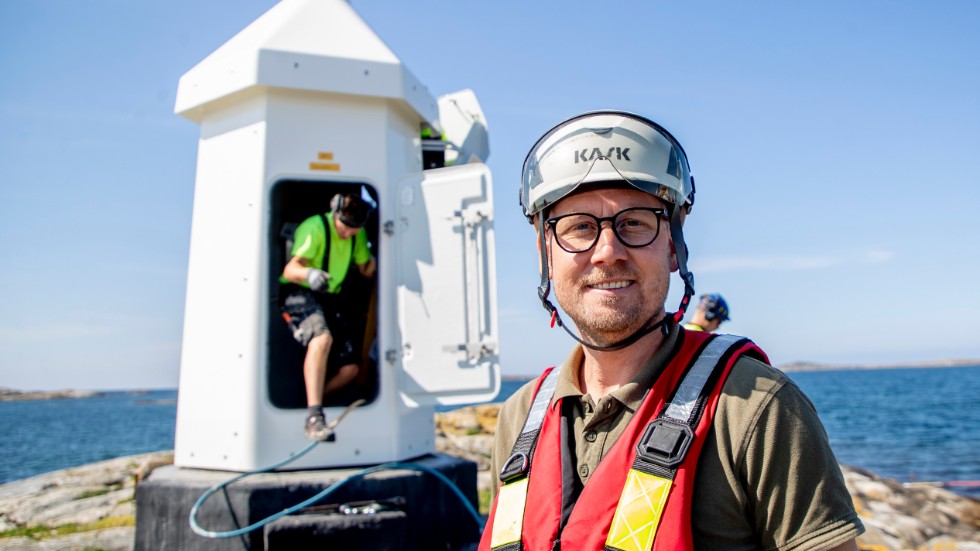 Jakob Olofsson är byggprojektledare på Sjöfartsverket som investerar cirka 10 miljoner kronor i moderniseringen av fyrar längs farlederna på Västkusten.