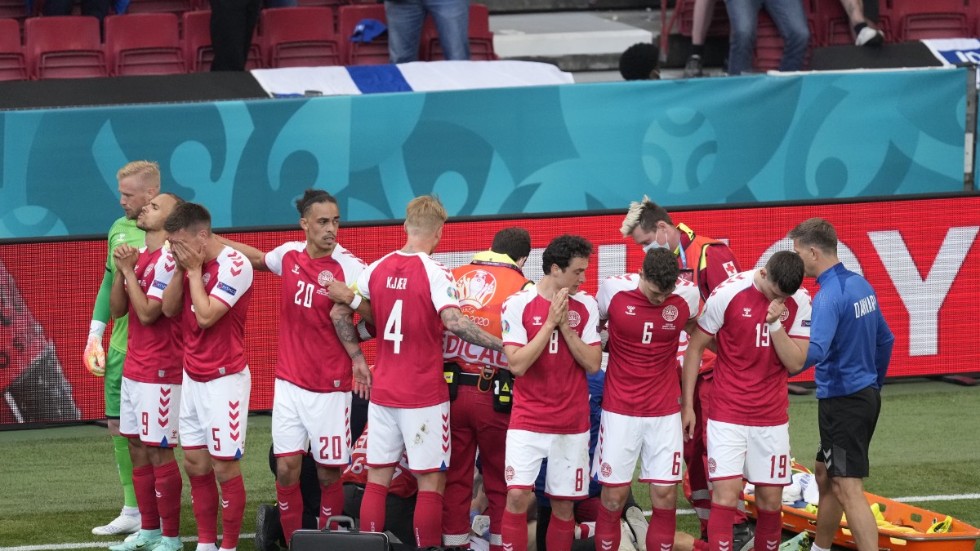 Danmarks spelare bildar en mur för att skydda Christian Eriksen.