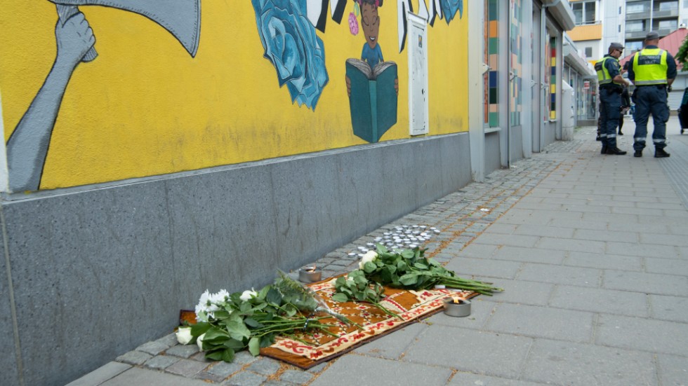 Blommor och ljus vid platsen där en man sköts ihjäl i Husby i nordvästra Stockholm den 31 maj.