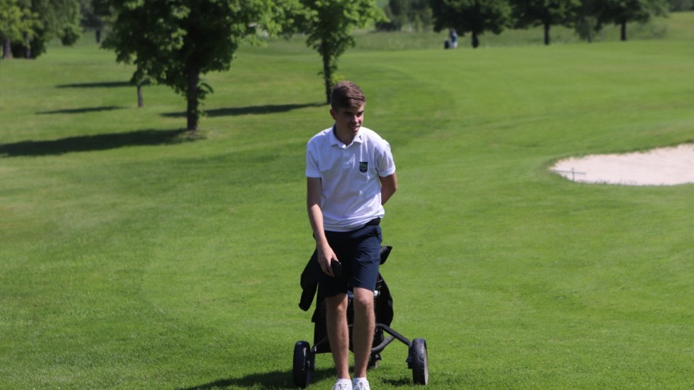 Pontus Karlsson från Katrineholsm GK lyckades inte försvara fjolårstiteln utan fick se en klasskompis från golfgymnasiet i Åtvidaberg som slutvinnare av pojkklassen.