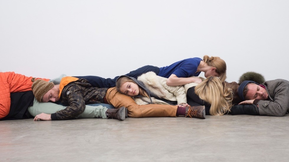 Stillbild från Anne Katrine Dolvens videoverk "A Other Teenager" (2016)  som är inspelad i en enda oredigerad tagning visas i utställningen "Den suggestiva kroppen" på Konstmuseet i Norr.