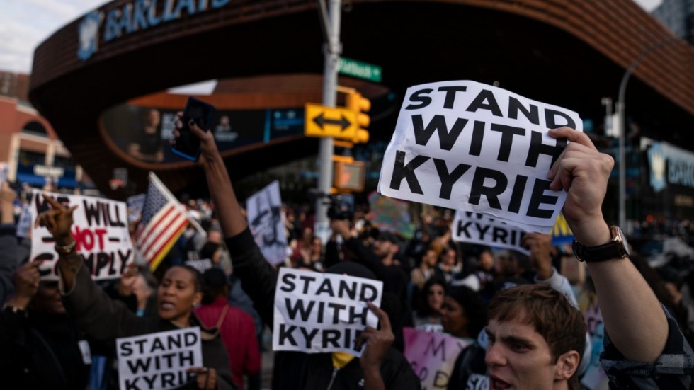 Demonstranter kräver att NBA-stjärnan Kyrie Irving ska få spela, trots att han inte är vaccinerad mot covid-19.