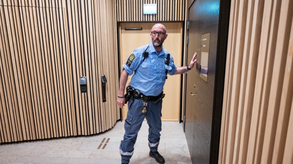 Ordningsvakt i tingsrätten i Lund vid rättegången mot den 15-åring som misstänks för skolattacken på Källebergsskolan i Eslöv.