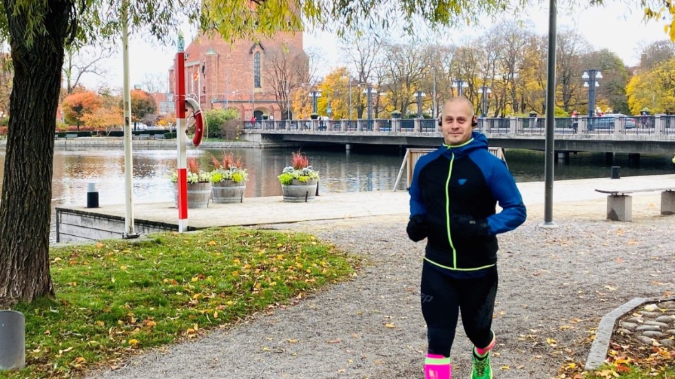 Niclas Larsson som själv kämpat med övervikt utbildar sig nu till tränings- och hälsoinspiratör, för att kunna ägna fortsatta yrkeslivet åt att motivera andra till en hälsosam livsstil. "Att höra min granne lyckligt berätta att hen varit ute och sprungit på egen hand för första gången ger mig så mycket tillbaka."