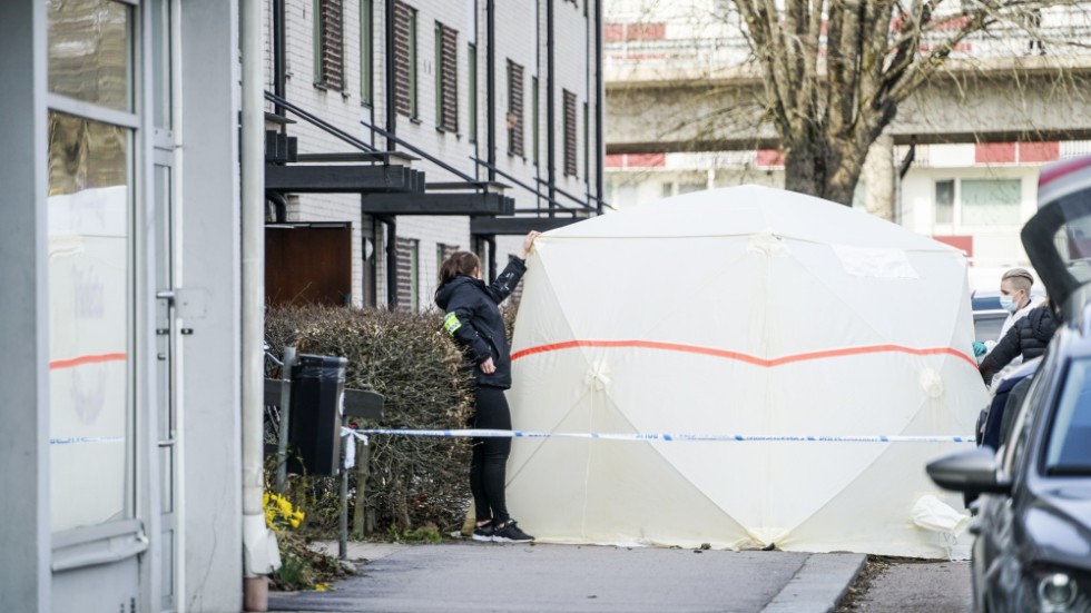En kvinna har dödats utomhus i centrala Alvesta.