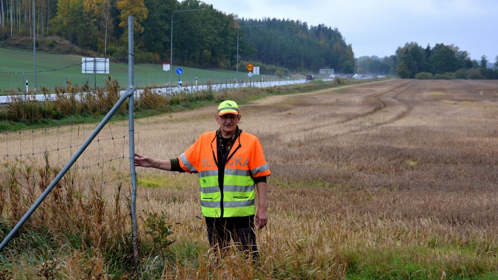 Eftersöksjägaren Sören Kjellgren vid viltstängslet intill E22.