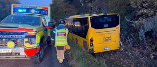 TV: Tjugotalet personer inblandade i bussolycka – två till sjukvård