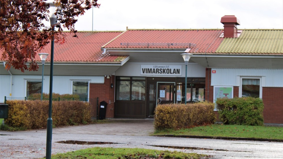 "Självklart hoppas vi på en framtid där vi lättare kan rekrytera behöriga lärare. Det är en fråga inte minst för våra politiker att hjälpa till att göra läraryrket i Vimmerby attraktivt utifrån löner och tilldelade resurser. Samtidigt är det ett uppdrag för vår Riksdag och Regering att se över våra lärarutbildningar. Det behövs fler sökande dit för att vi i en framtid ska ha behöriga lärare för våra barn och ungdomar", skriver rektor Pernilla Begu om den akuta lärarbristen i Sverige i ett mejl till Vimmerby Tidning.