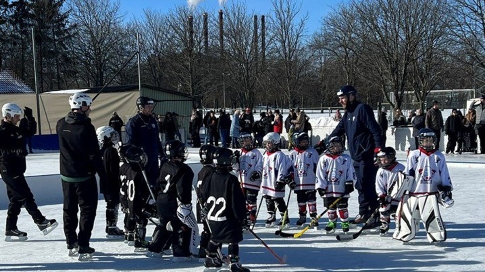 Hundratals hockeyknattar hade kul i solskenet på Stångebros bandyis.