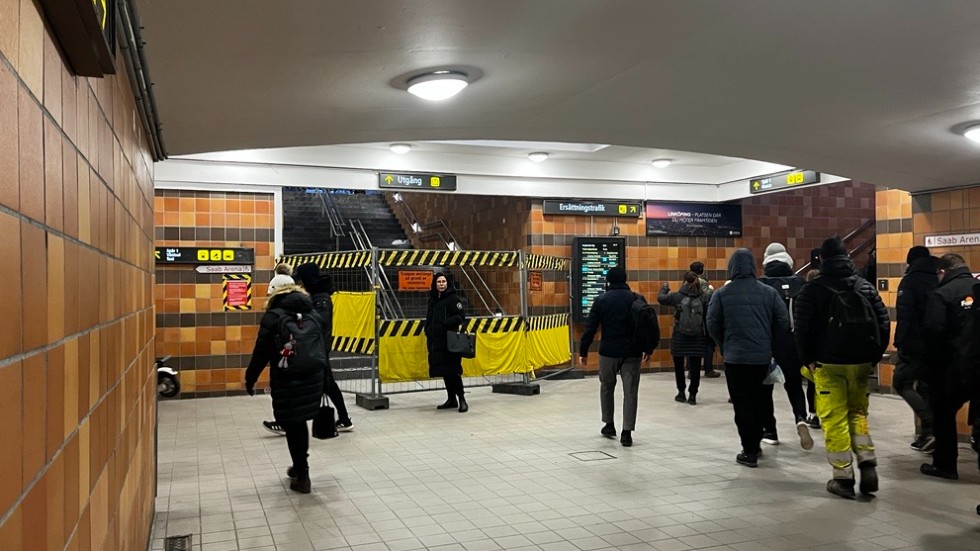 Tunneln vid stationsområdet är i behov av renovering. Nu har en av trapporna stängts av. "Plattorna har börjat att spricka", säger Trafikverkets stationsförvaltare Magnus Sandberg.