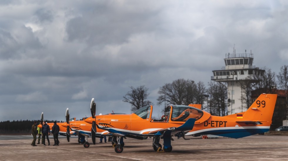De tre första svenska flygplanen levereras till Malmen i Linköping under våren och den 3 april sker den officiella ceremonin och mottagandet i Flygvapnet.