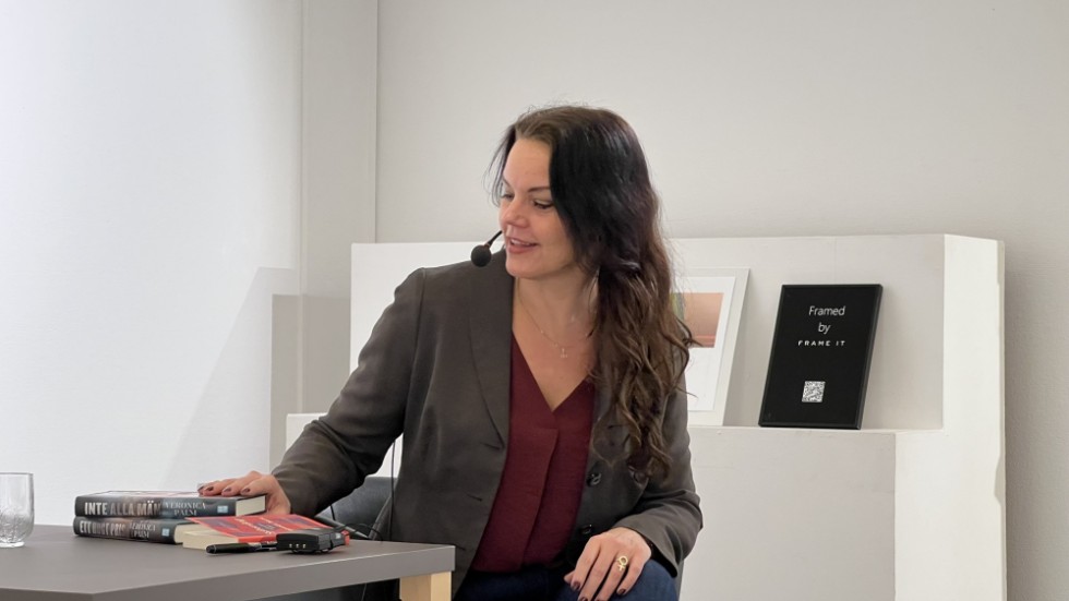 Kisabördiga Veronica Palm besökte under tisdagen Kisa bibliotek med anledning av Internationella kvinnodagen 8 mars.